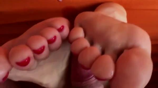 〓丝足精品〓十分优雅的嫩脚丫交叉放着让大屌自己撸 摩擦出浓浆吐足底